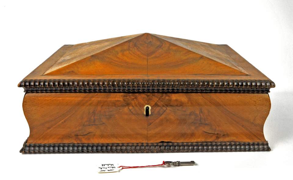 Kleine Truhe, Schatulle mit Schublade und Schlüssel