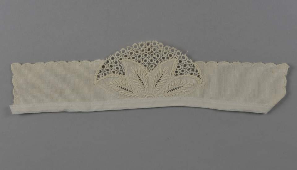 Diademartiges besticktes Stoffstück