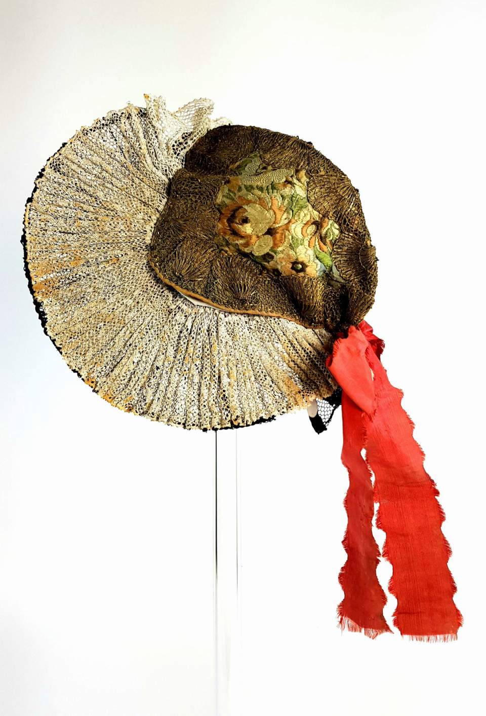 Jupe und Schlotte aus Appenzell Innerrhoden mit Flügelhaube und Trachtenschmuck, Vorläufer heutiger Trachten, Damenkleid