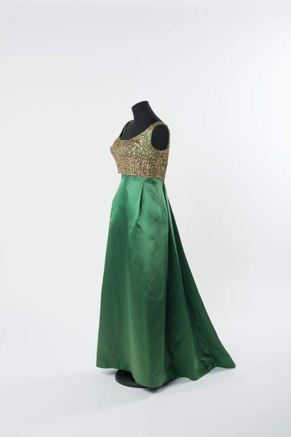 Bodenlanges, grünes Abendkleid mit Goldlamé