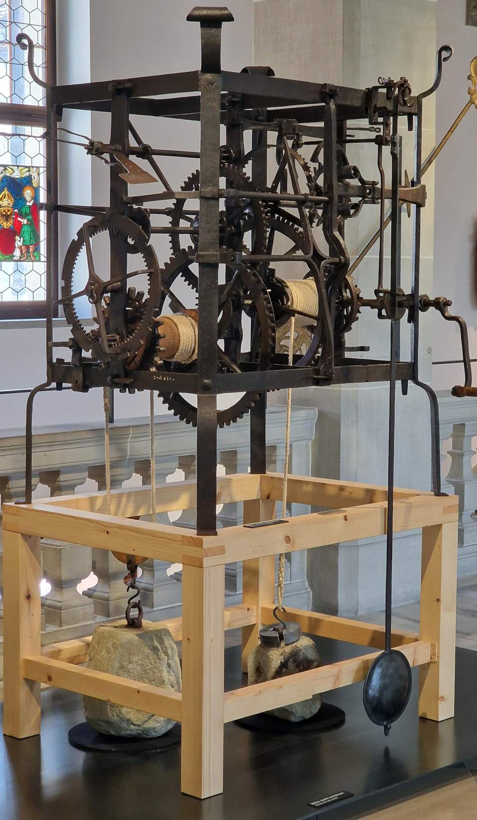 Turmuhrwerk aus der Kirche St.Michael in Niederbüren, Räderuhr, Stundenuhrwerk mit Zeiger