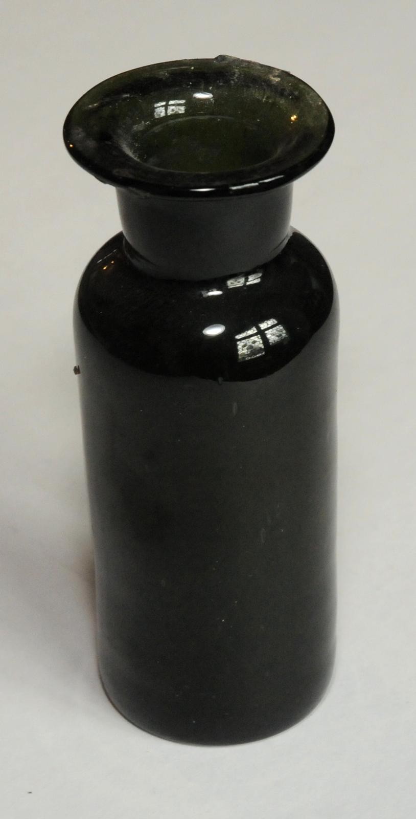 Apothekerzubehör, Zubehör: Flaschen, Inhalator, Schädel