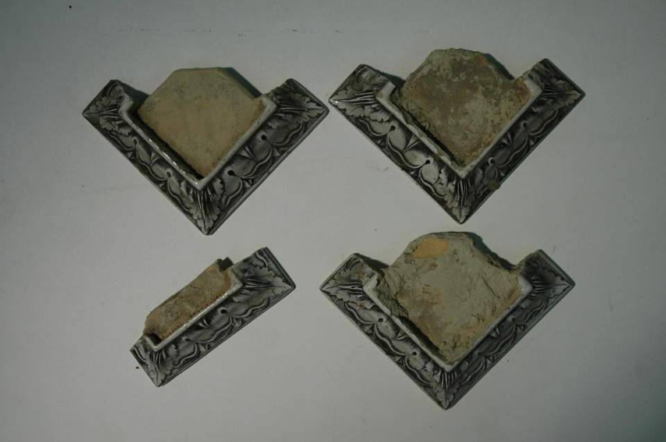 Ofenkachel(n), Eckgesimskacheln, Ornament