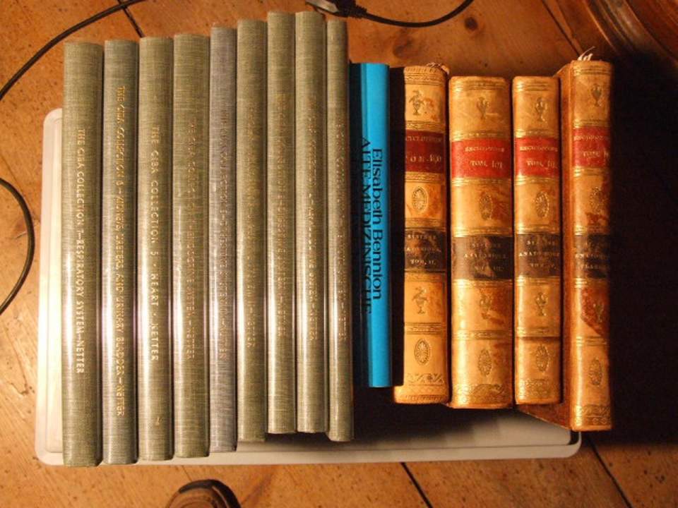 14 Bücher aus der Medizin, Anatomische Bücher und Medizinische Instrumente