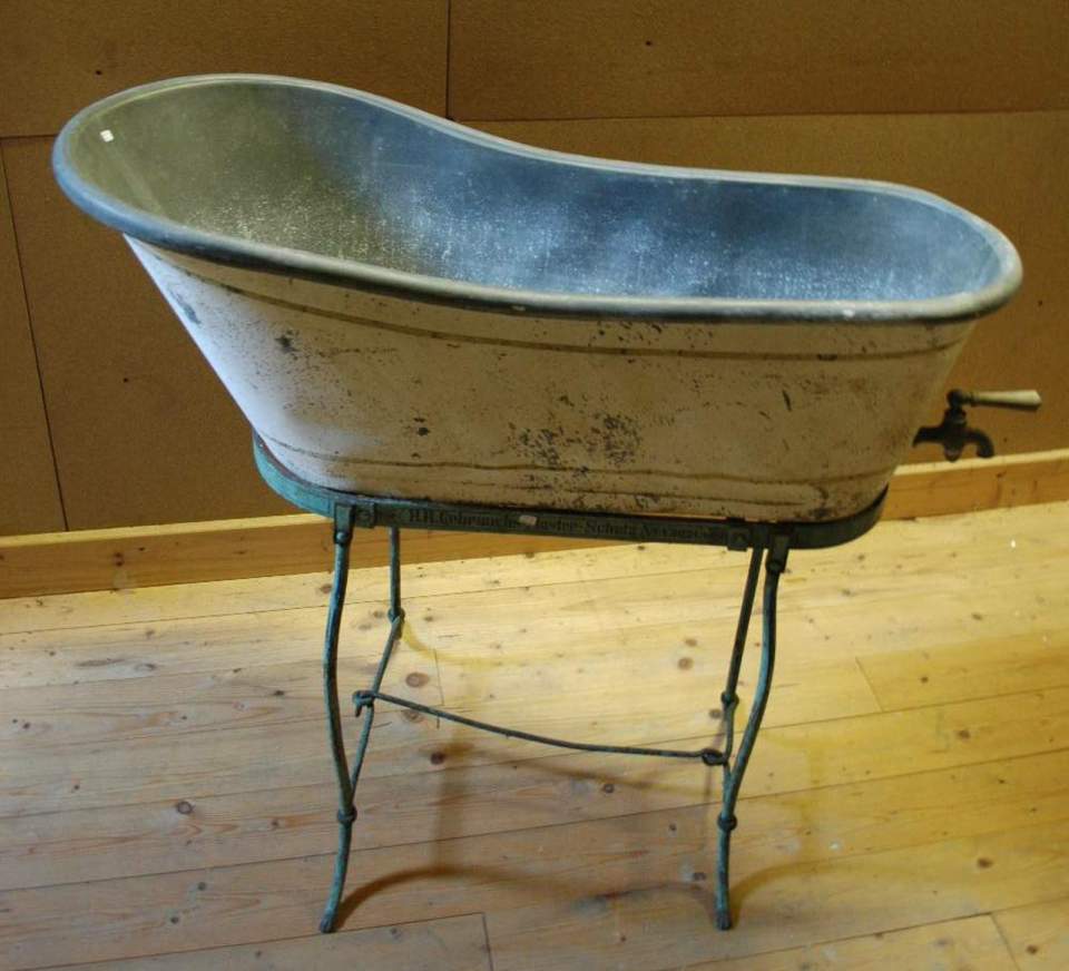 Säuglings-Badewanne, Blech verzinkt, Holzboden, auf Eisengestell