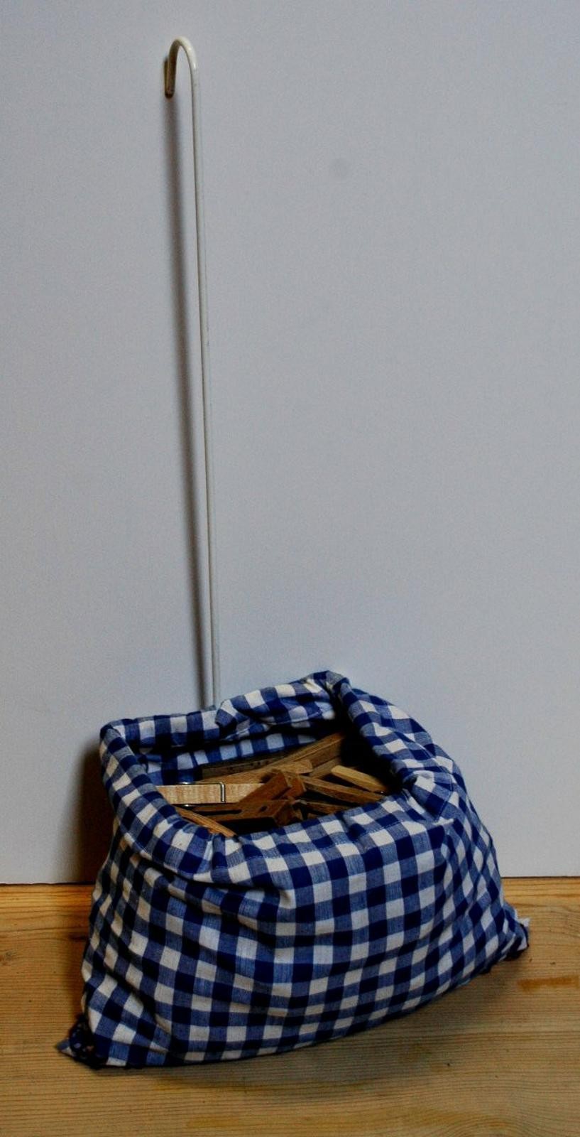 Wäscheklammernsack mit Wäscheklammern aus Holz