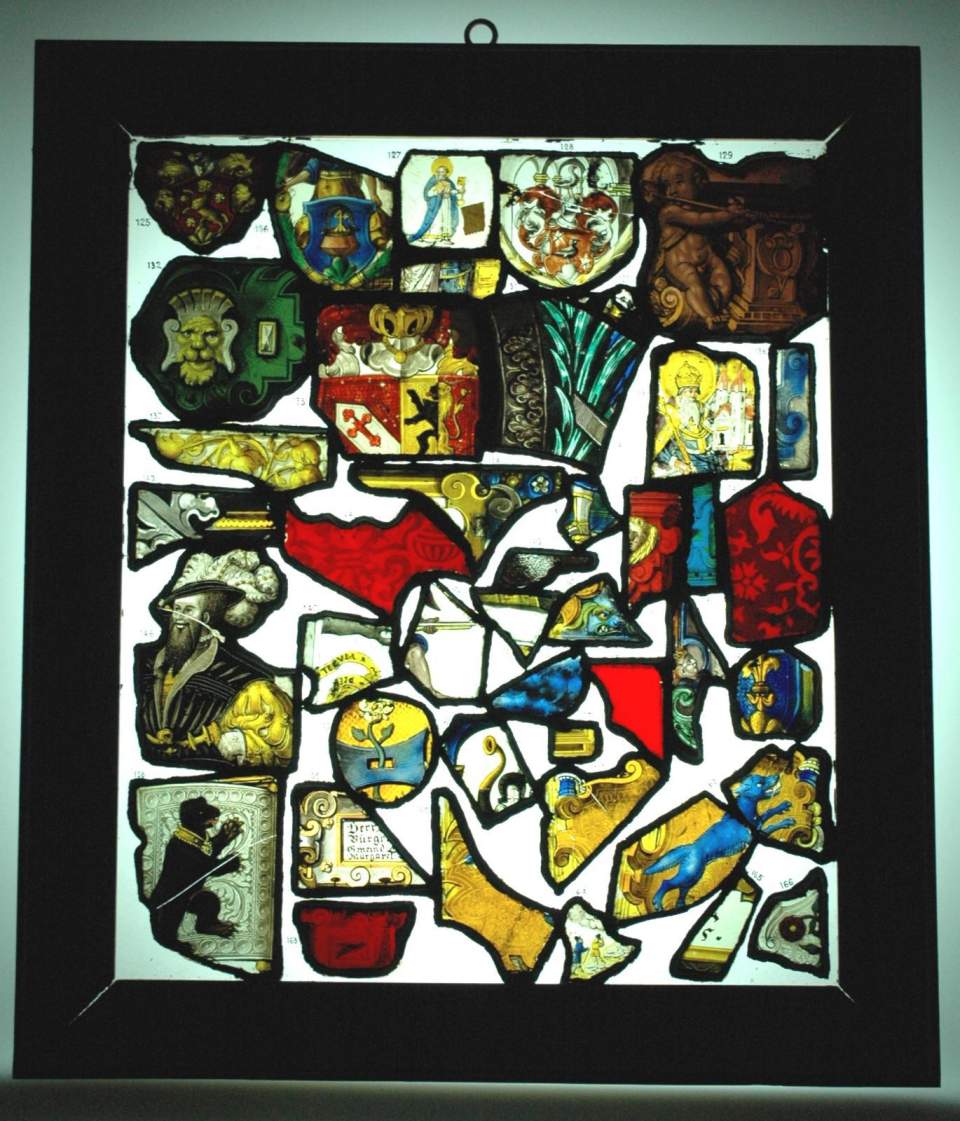 Glasplatte mit Glasgemälde-Fragmenten, Nummer 125 - 166