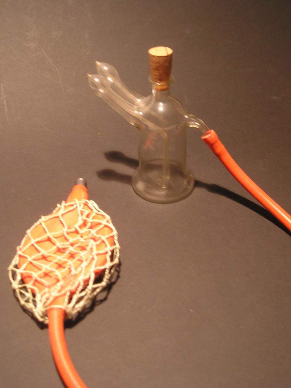 Nasen-Inhalator aus Glas mit Gummiballon zum Pumpen