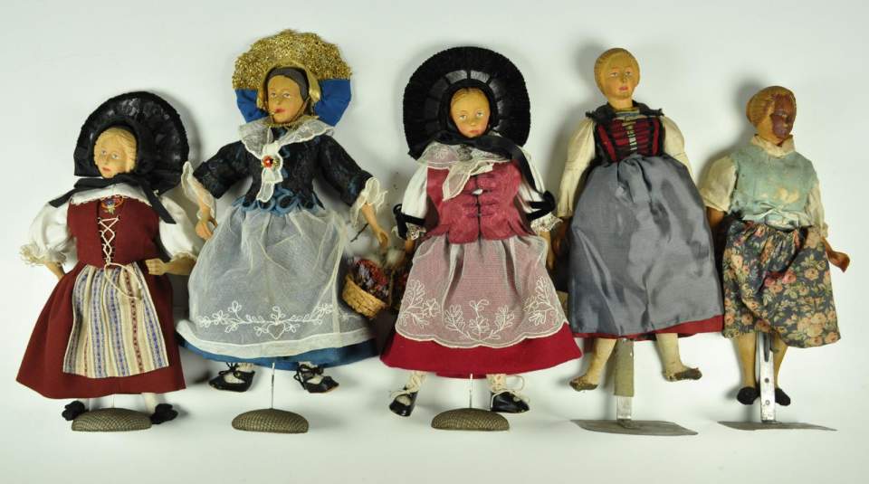22 Trachtenpuppen aus der Frauenarbeitsschule St.Gallen (Ausstellung bis 1921)