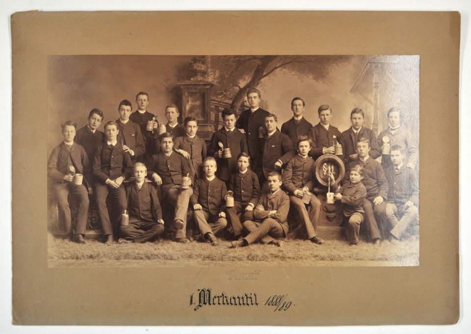 Fotografie Gruppenaufnahme II. Merkantil 1888, 1898