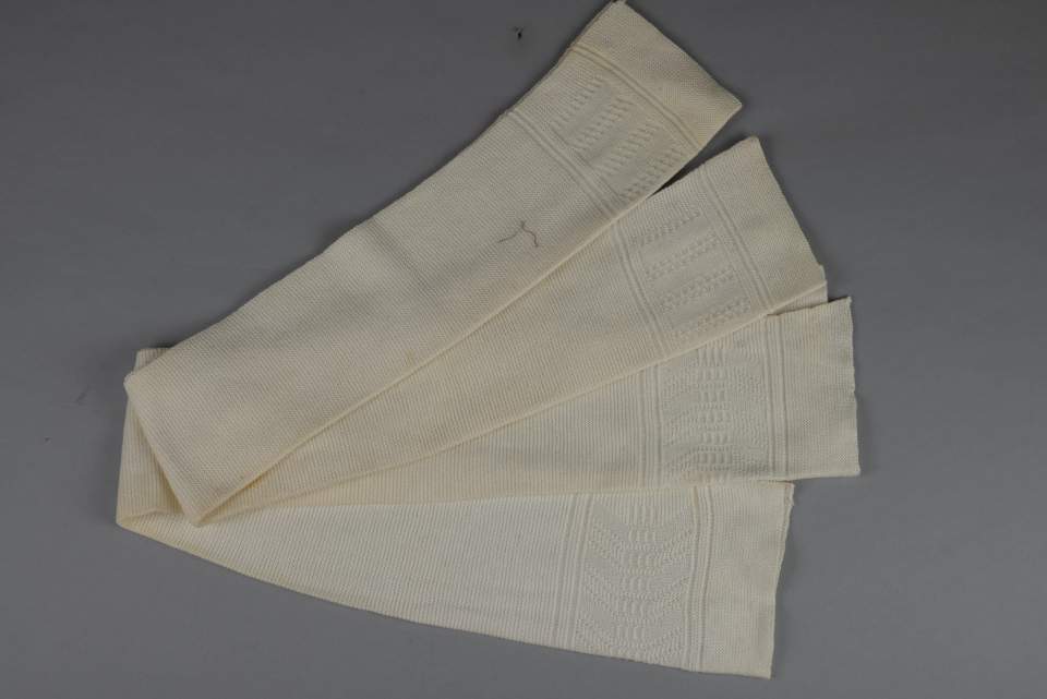 2 gestrickte Halsschleifen