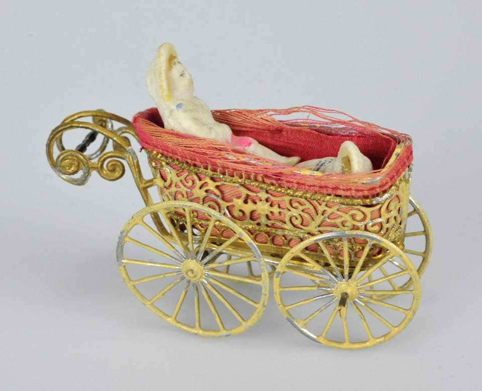 Kleiner Mini-Kinderwagen für 2 Porzellanpüppchen, um 1900