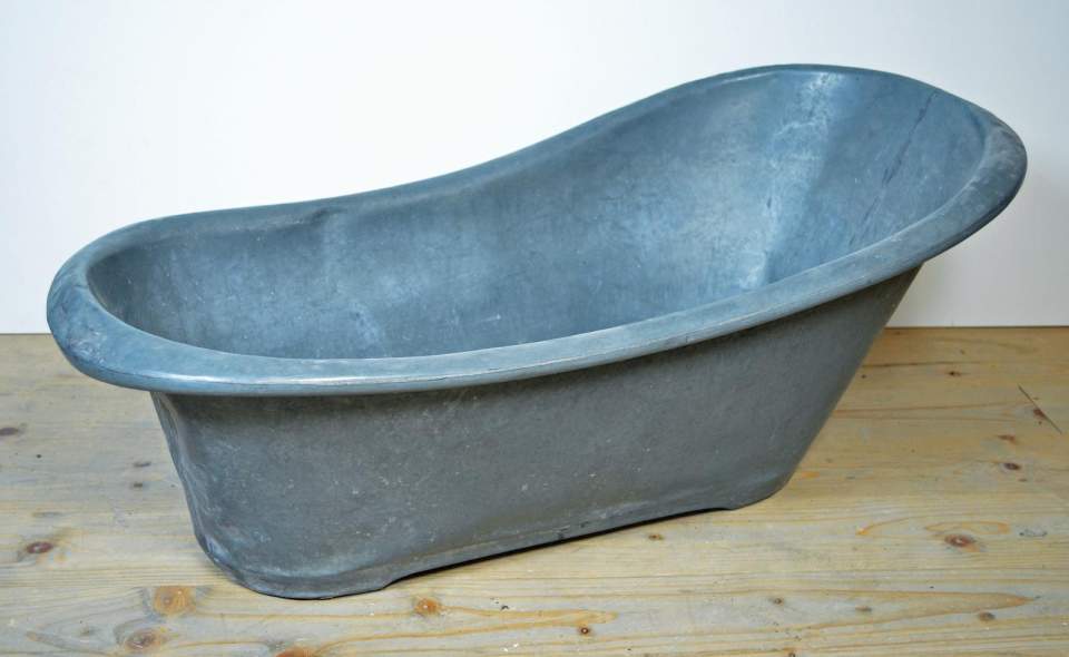 Säuglings-Badewanne, Blech verzinkt, Holzboden, auf Holzgestell