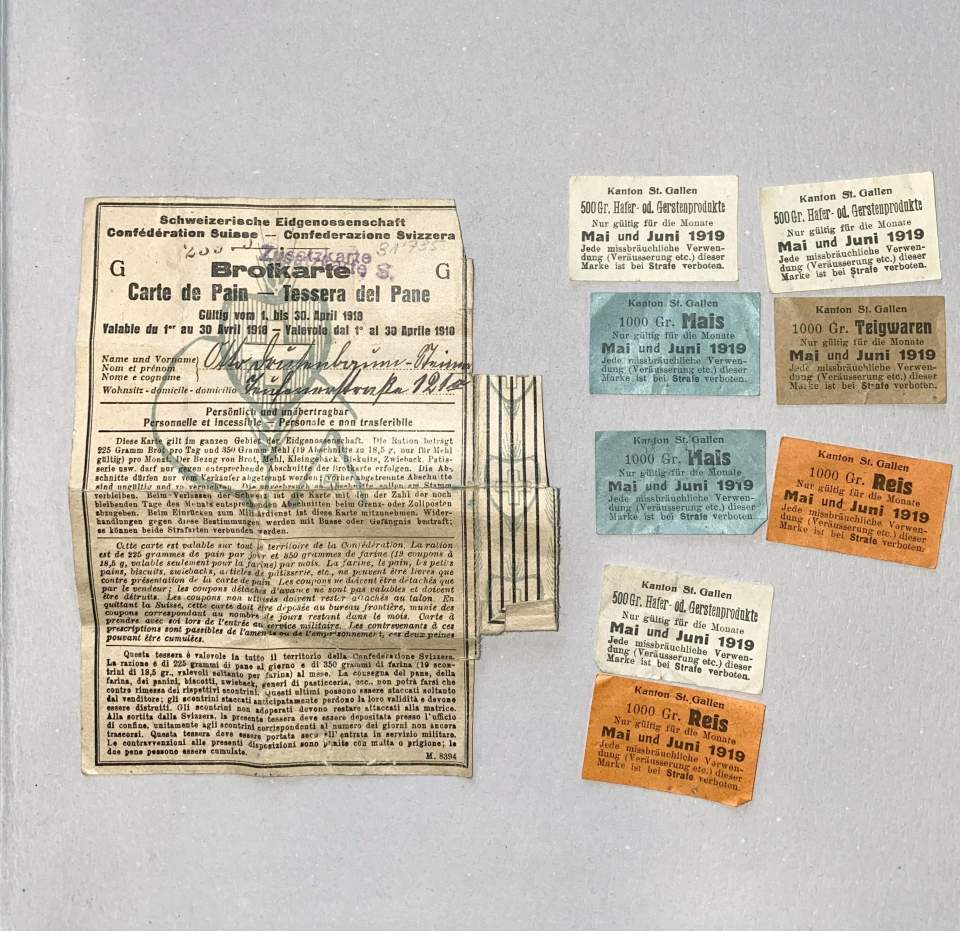 8 Rationierungsmarken von 1919 und eine Brotkarte von 1918