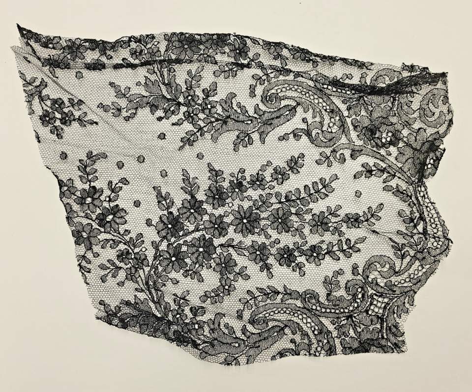 Schachtel mit schwarzen Spitzen und Broderien