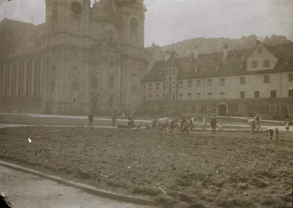 Schachtel mit Fotoplatten und Fotos aus dem Atelier Taeschler