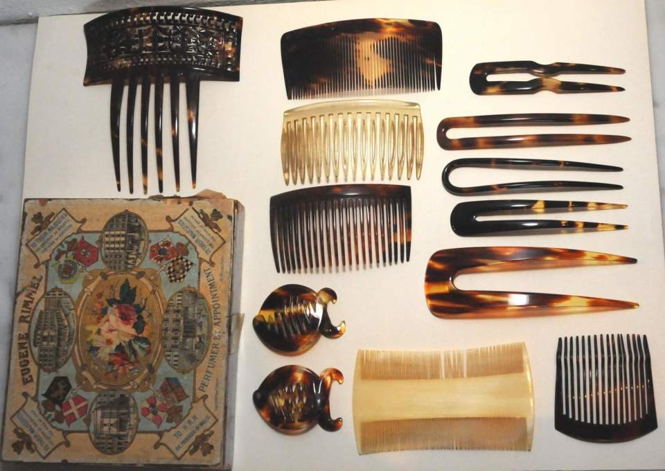 Schachtel mit 13 Haarstecknadeln
