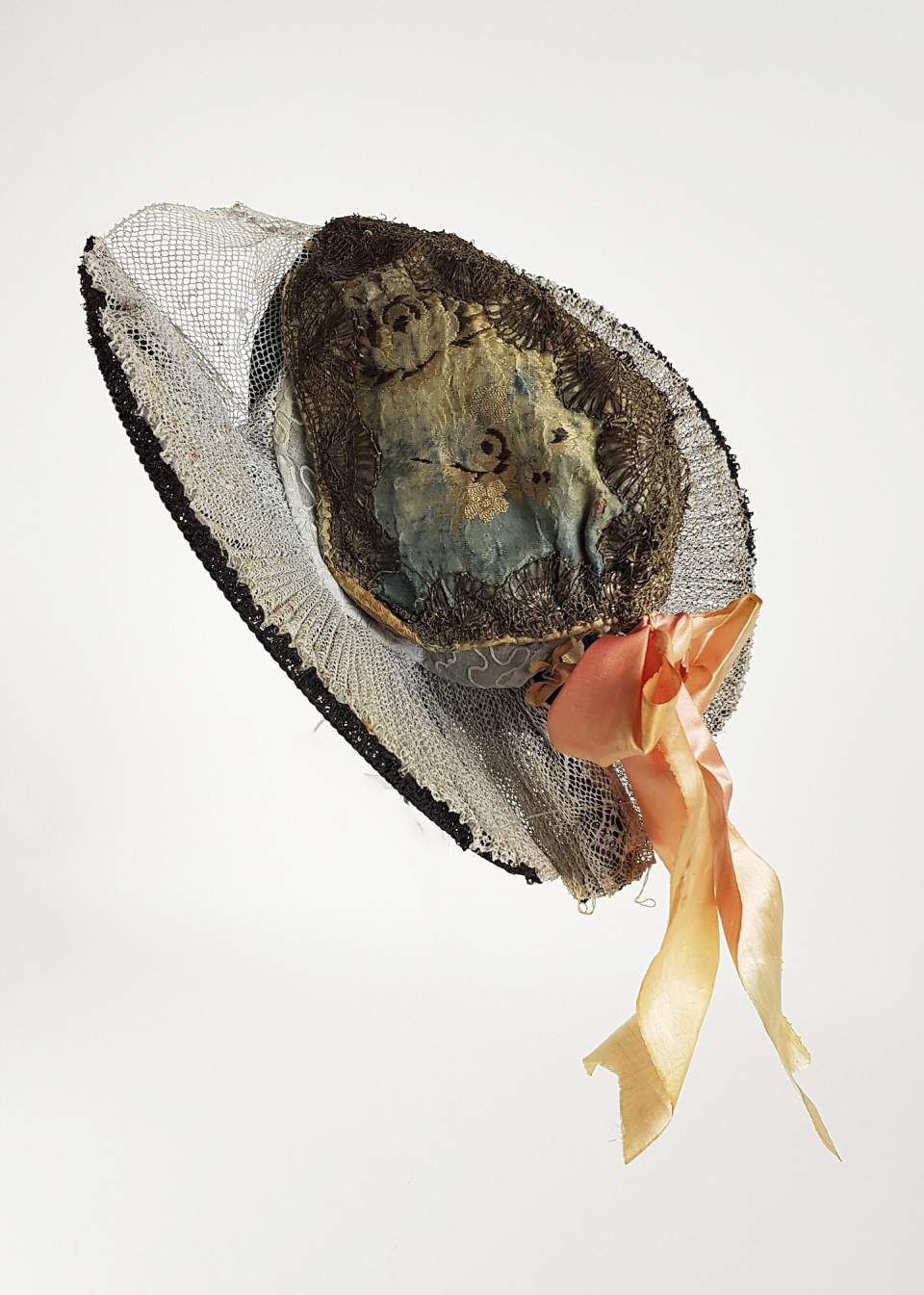 Festliches Damenkleid aus Appenzell Innerrhoden mit kleinerer Flügelhaube, Vorläufer heutiger Trachten