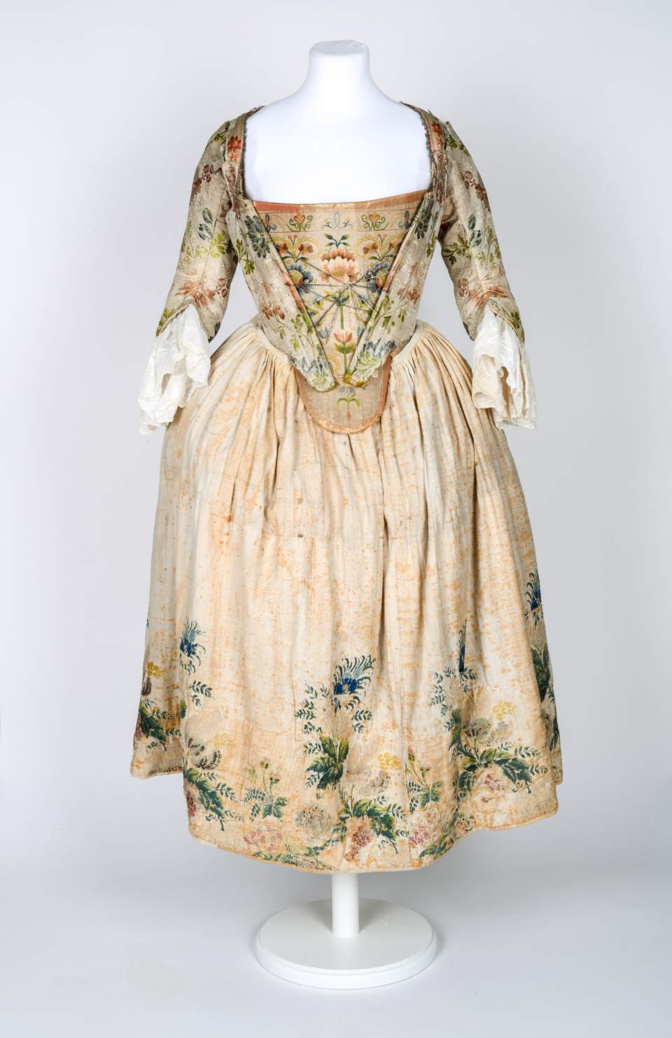 Festliches Damenkleid aus Appenzell Innerrhoden mit Flügelhaube, Vorläufer heutiger Trachten