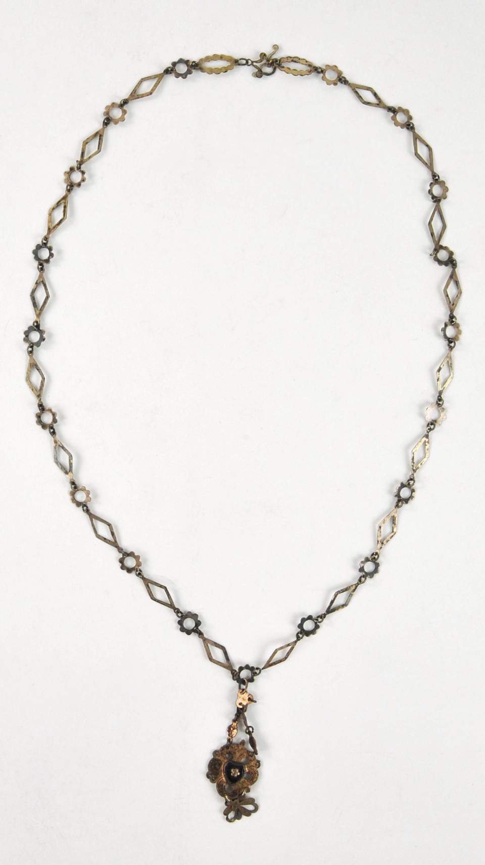 Trachtenschmuck aus dem Toggenburg, Plättlikette mit Anhänger, Halskette