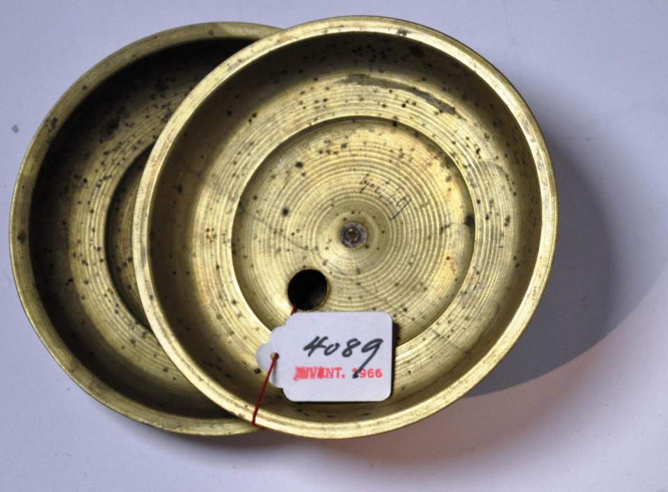 Schüsselförmige Messingplaquetten