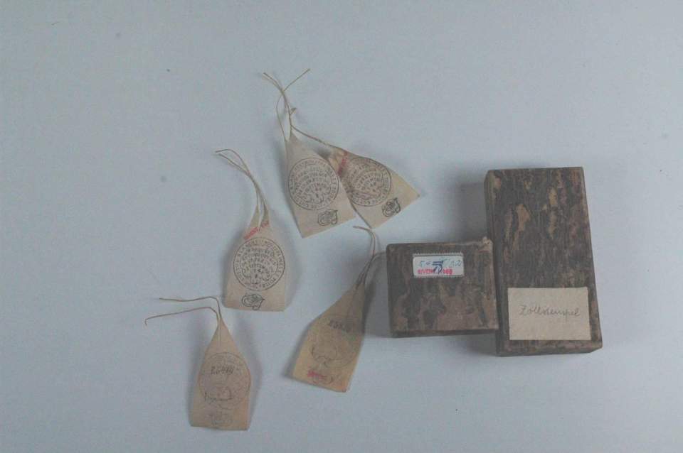 5 Zollstempel in Schachtel für Leinwand