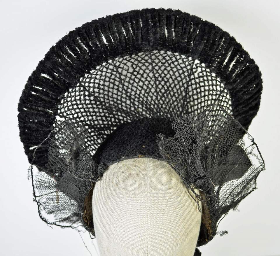 Radhaube mit Flügeln aus dem St.Galler Fürstenland, Chenillehaube, Schnellhaube, Trachtenhaube