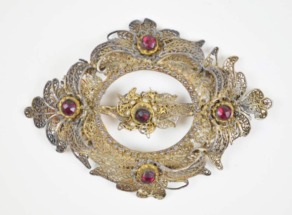 Hutschnalle, Silberfiligran, 5 Rubine, um 1850
