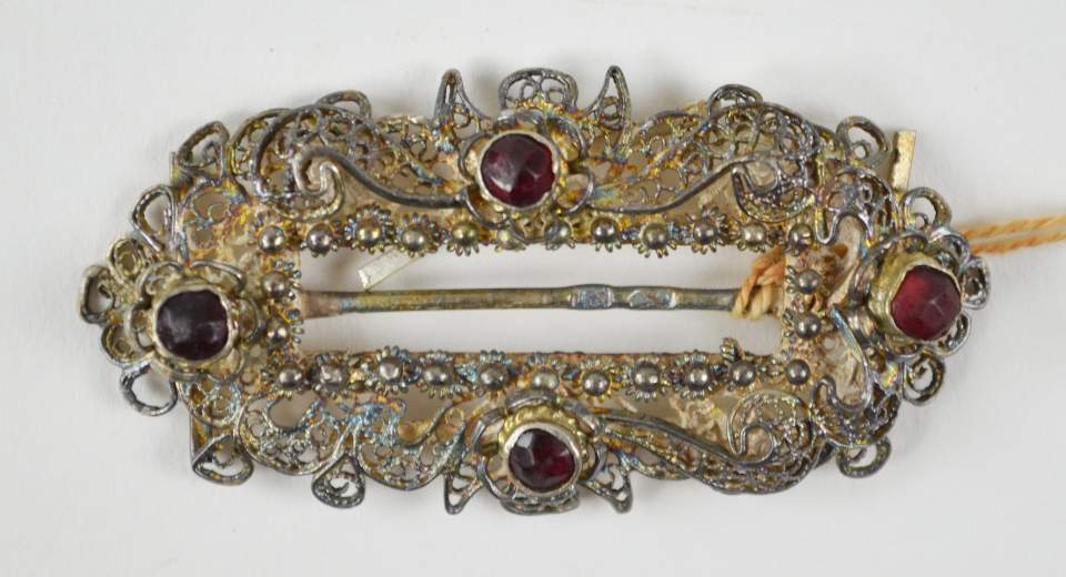 Kleine Schnalle mit 4 Rubinen