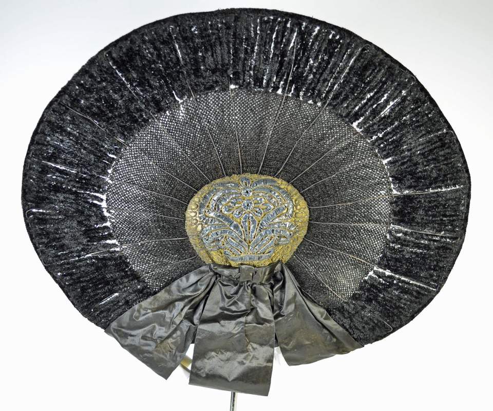 schwarze Chenille-Radhaube; Fürstenland SG, 1840 - 1860, Trachtenhaube