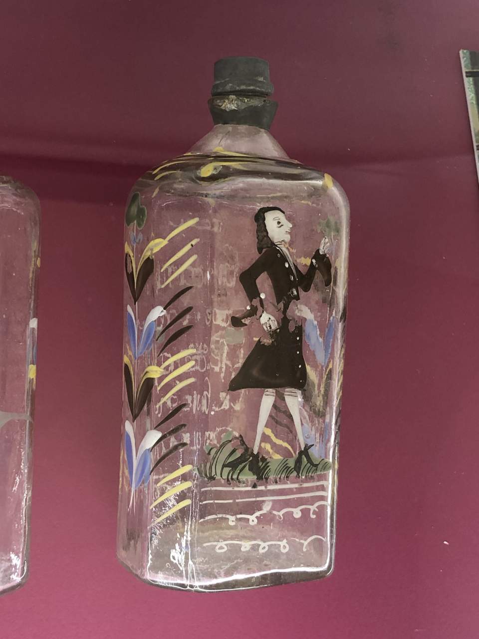 Glasflasche mit Emailmalerei, Schnapsflasche