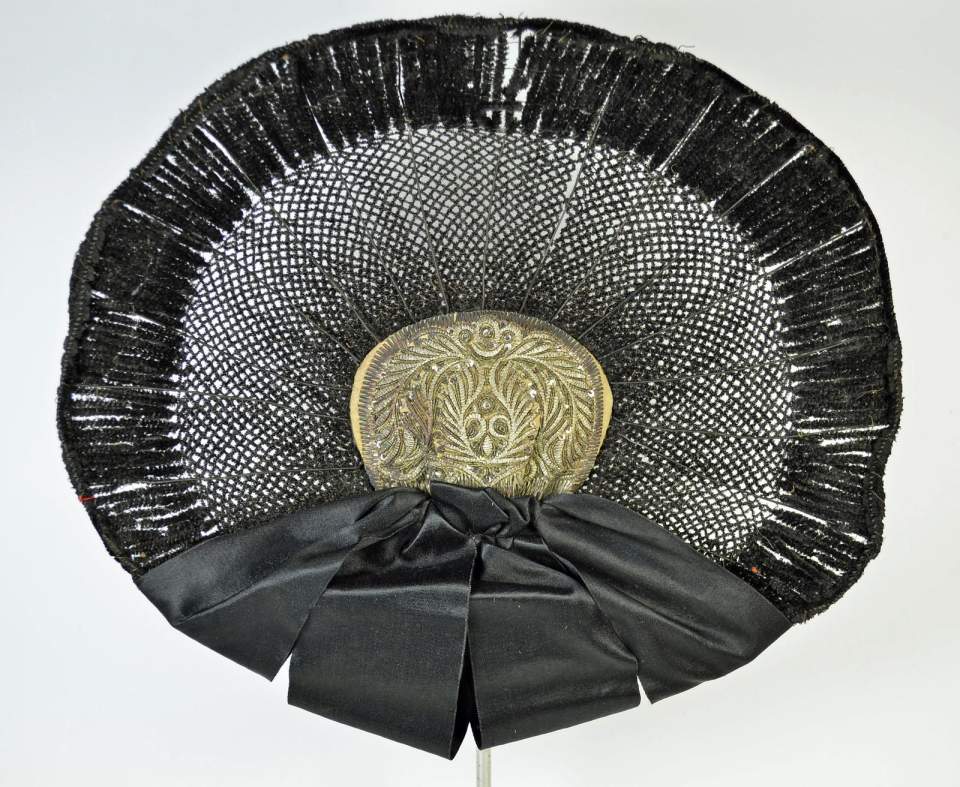 Schwarze Chenille-Radhaube; Fürstenland SG, 1840 - 1860, Trachtenhaube