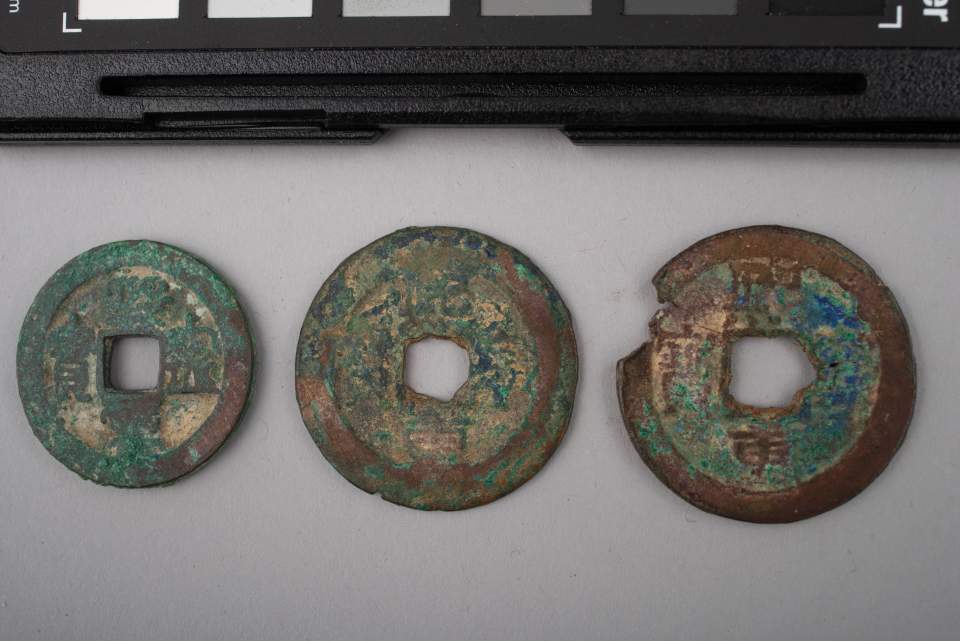 4 Münzen rund, gelocht