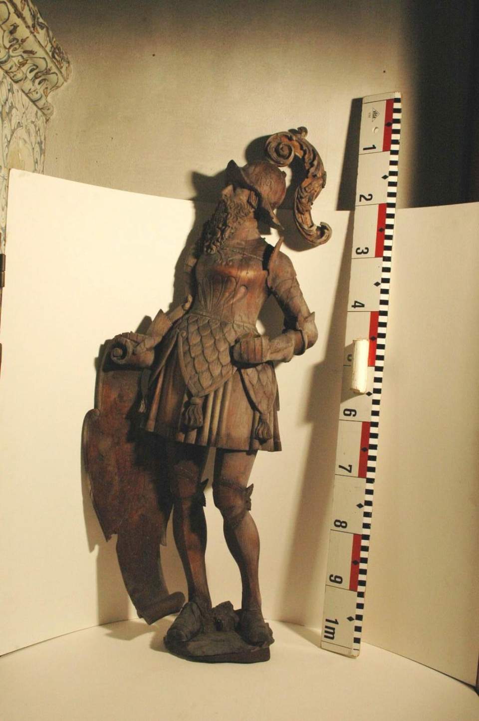 Schildhalter aus Holz geschnitzte Figur