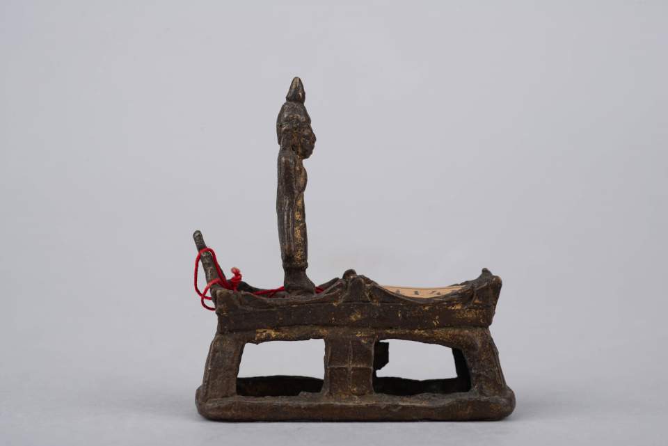 Figur-stehender Buddha auf Sockel