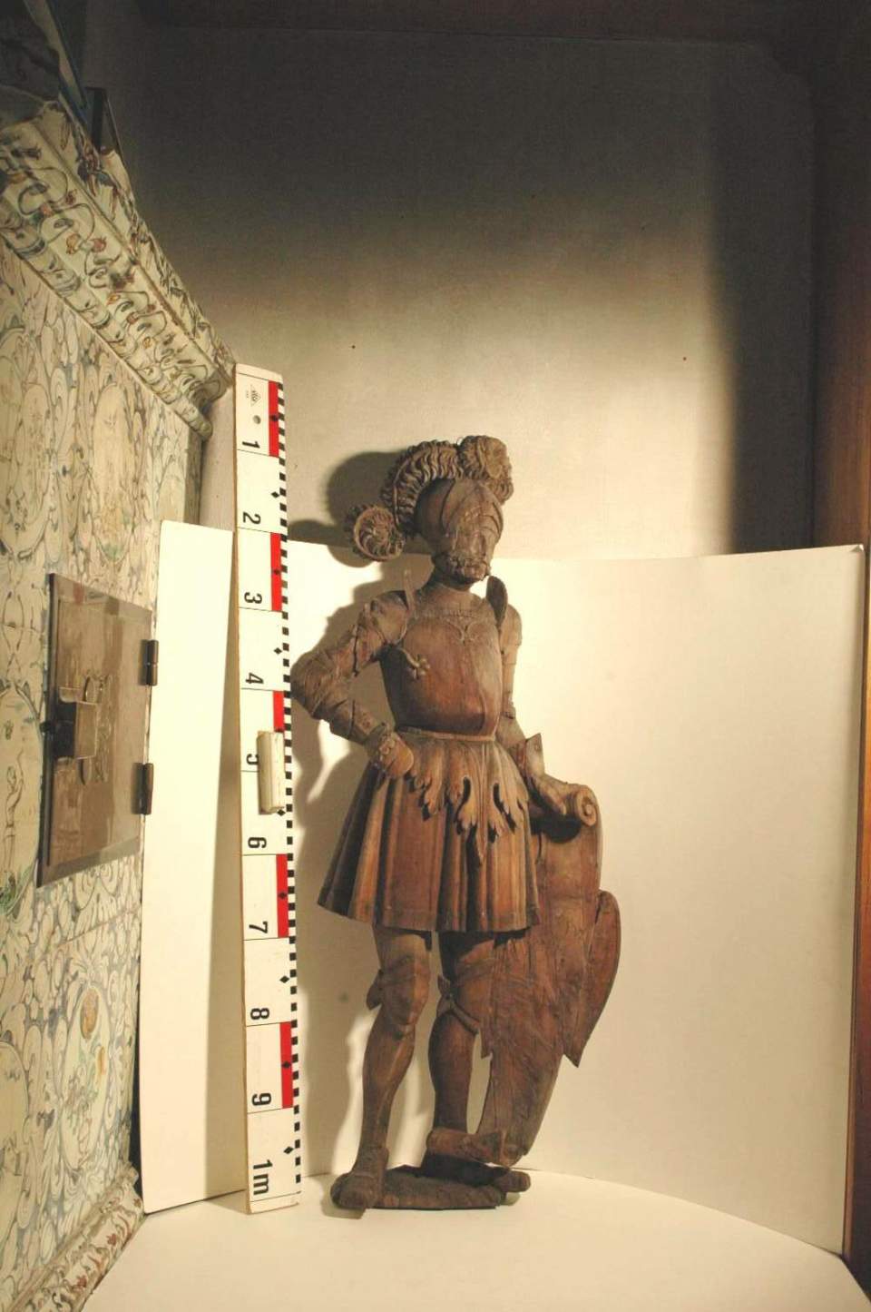 Schildhalter aus Holz geschnitzte Figur