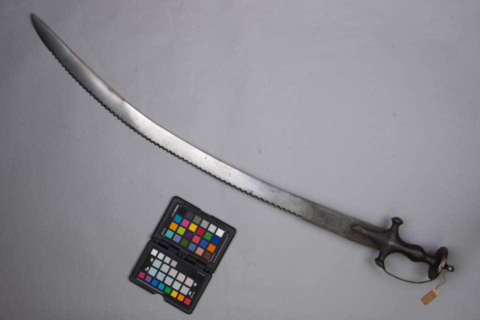 Schwert mit gezahnter Klinge, tauschiert