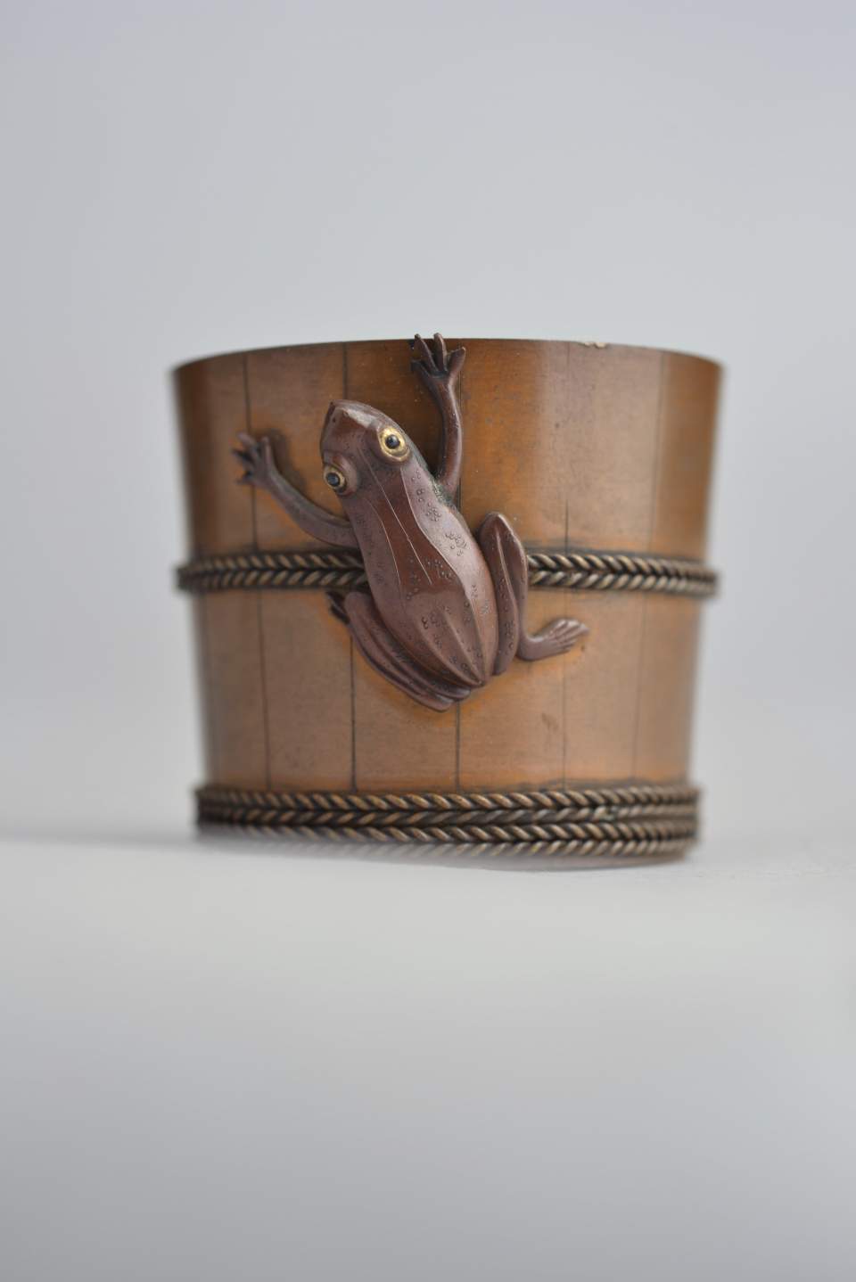 Kleiner Bronze-Kübel mit Frosch