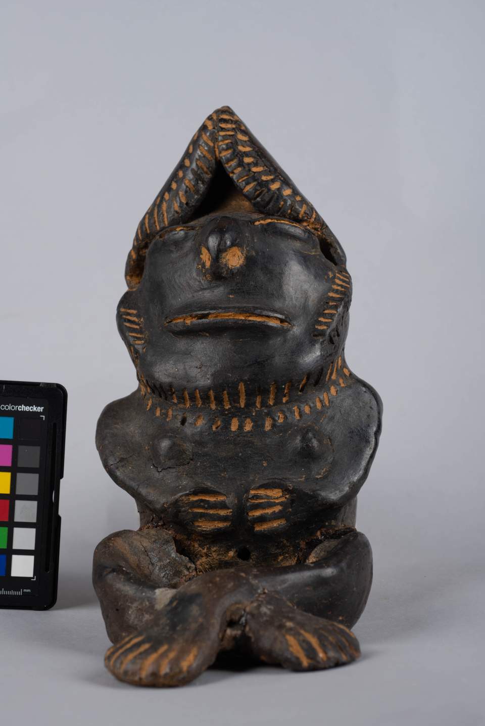 Sitzende weibliche Tonfigur