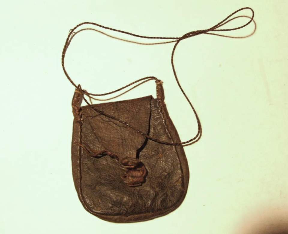 Ledertasche mit Anhängeschnur