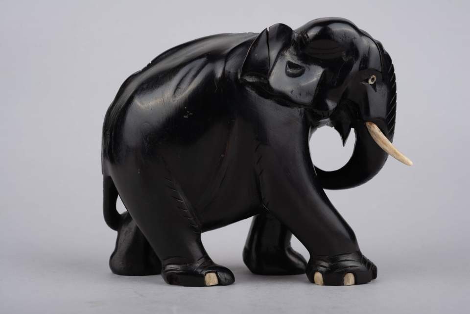 Elefant aus Holz mit einem Stosszahn