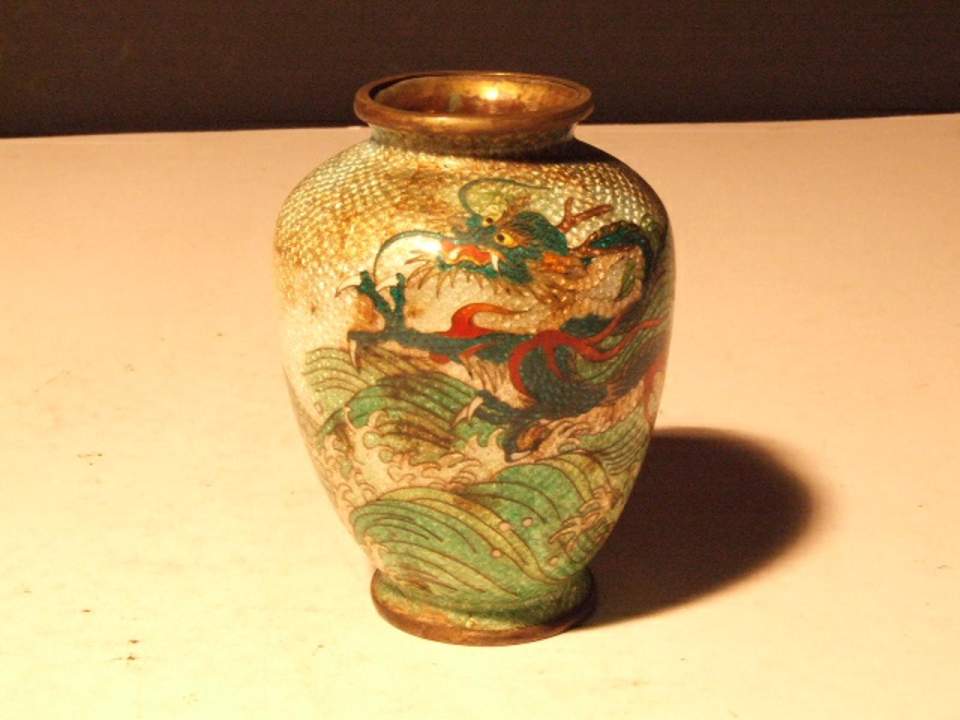 Vase mit Drachenmotiv