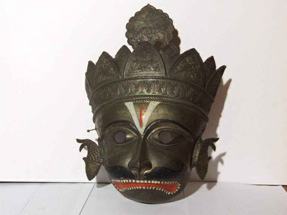 Maske evtl. Hanuman mit Vishnu - Zeichen