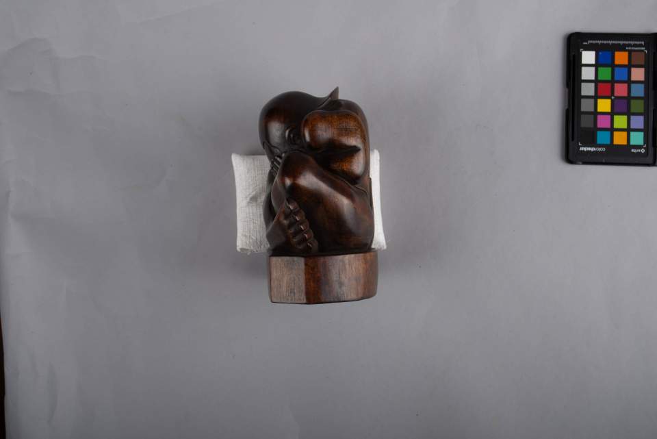 Männerfigur hockend
