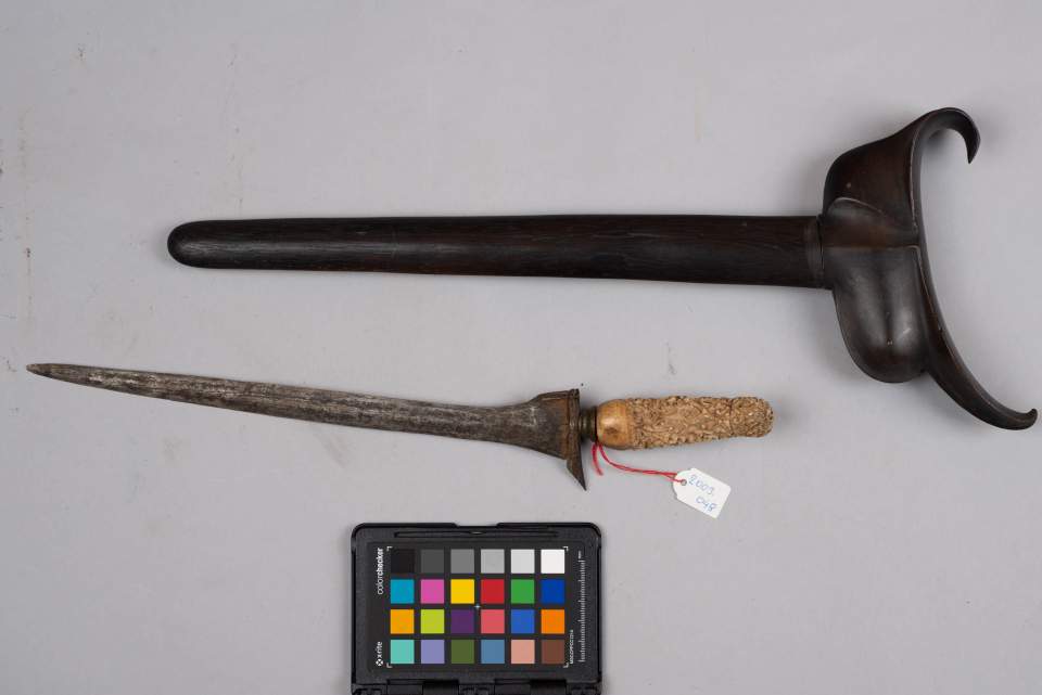 Keris mit Scheide, Dolch