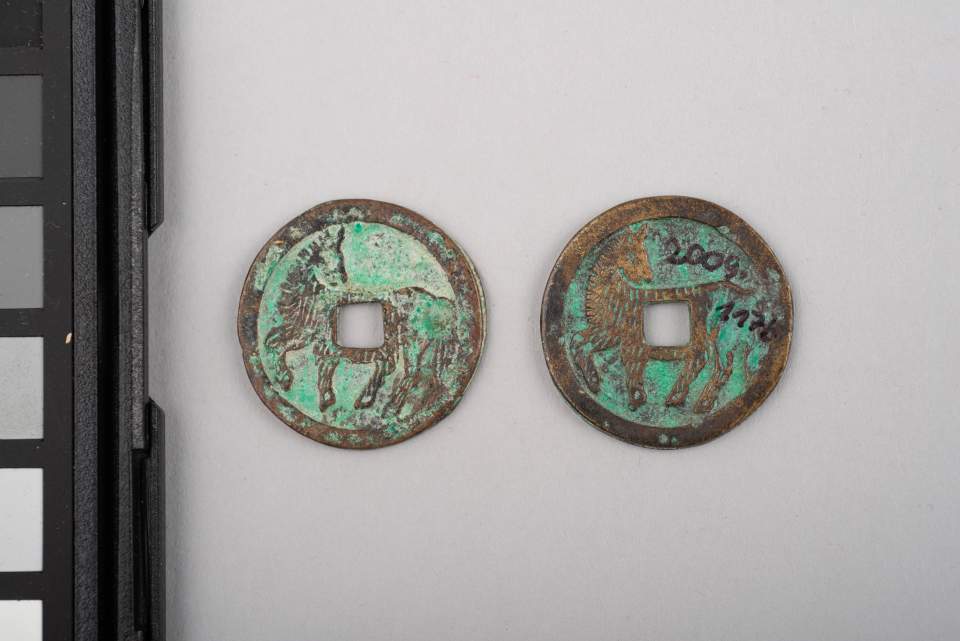 2 Amulett-Münzen, sog. Pferdemünze