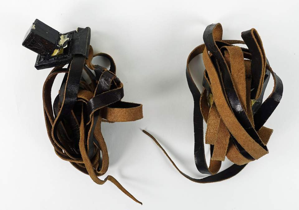 dunkelrote Samttasche mit zwei jüdischen Gebetsriemen (Tefillin), 1. Hälfte 20. Jh.