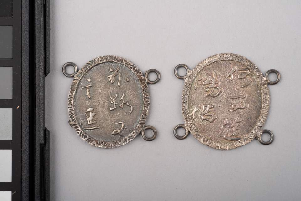 2 ovale Silbermünzen