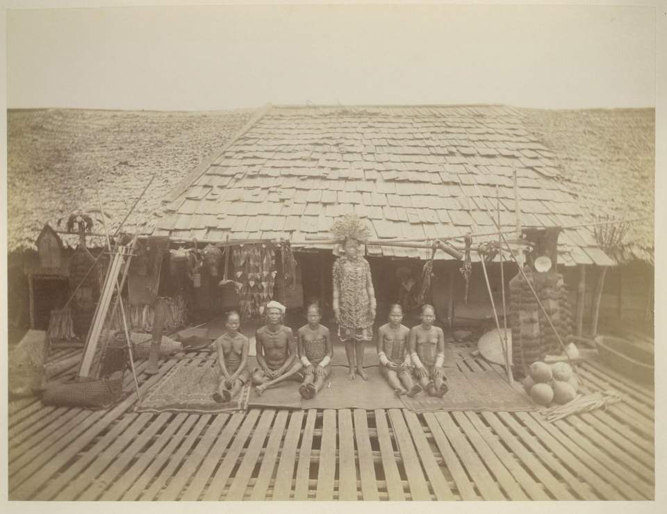 Fotografie Diak Häuptling mit Familie