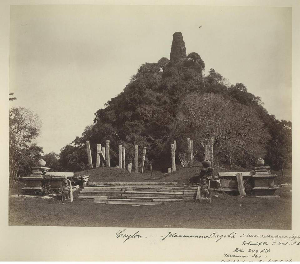 Fotografie Jetawananama Dagoba, Anaradhapra, Ceylon